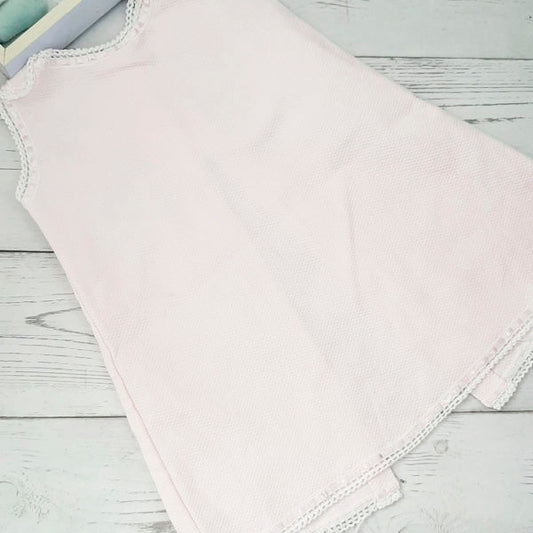 Vestido tela rosado con bordes de encaje 12 meses Marca Otra Estado Tiki taka