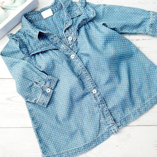 Vestido tipo jeans azul con puntitos blancos 6-12 meses Marca Gap Estado Casi tiki
