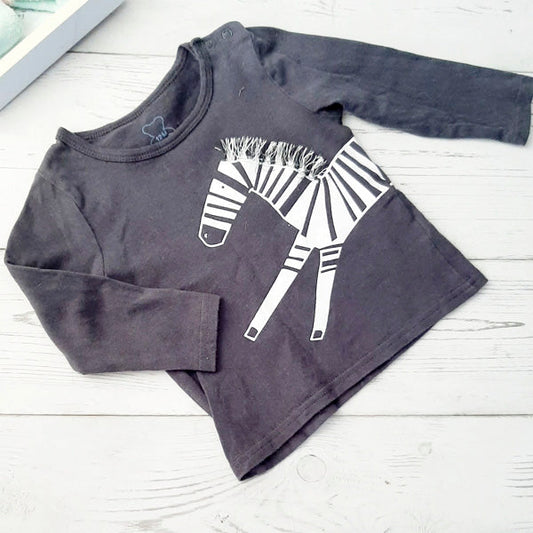 Polera algodón gris oscuro con diseño de cebra 12 meses Marca Boulevard Estado Casi tiki