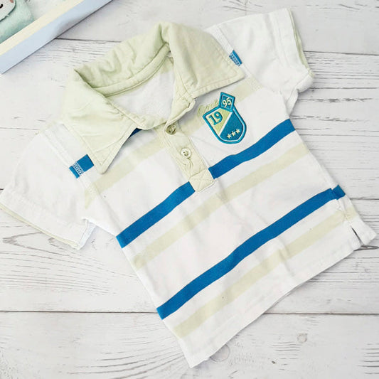 Polera algodón blanca con cuello y rayas verdes y azules 3-6 meses  Marca Urb Estado Casi tiki