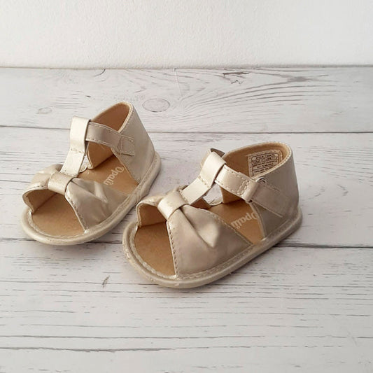 Sandalia blanda Doradas velcro talla 17 Marca Opaline Estado Tiki taka