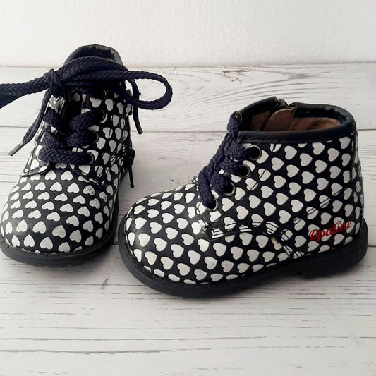 Zapato duro azules con corazones blancos talla 20 Marca Bubble gummers Estado Casi tiki