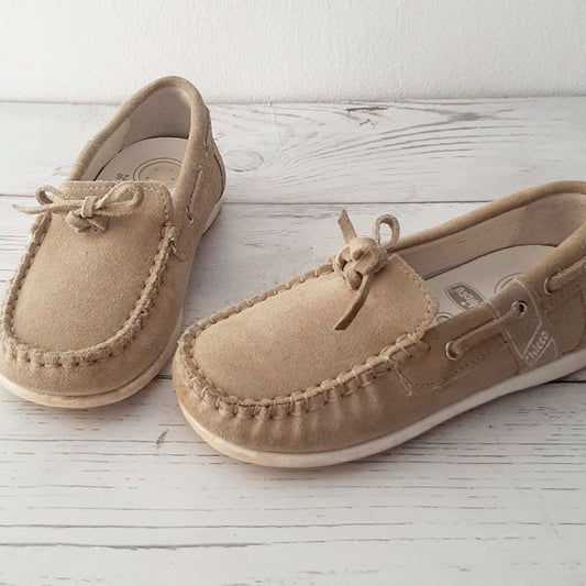 Zapato duro beige con cordones talla 26 Marca Genérica Estado Casi tiki