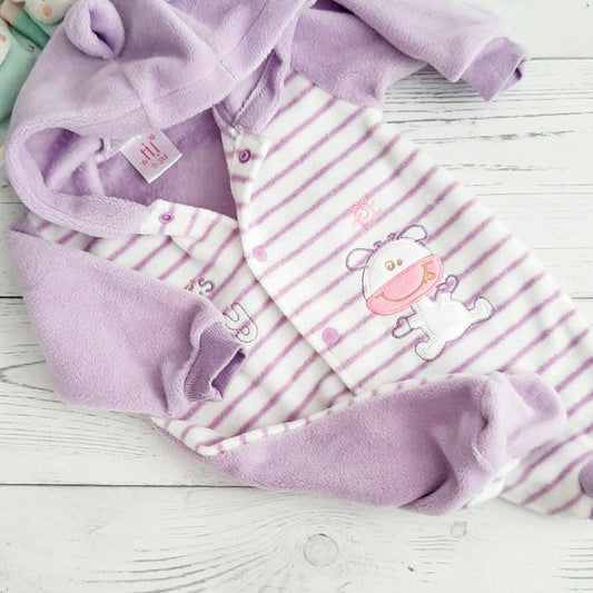 Osito micropolar lila con diseño y capucha 0-3 meses Marca Genérica Estado Casi tiki