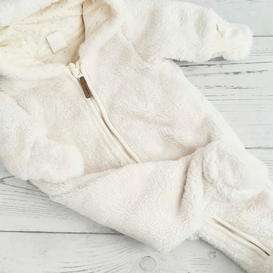 Osito peludo  forrado algodón color crema con cierre y capucha recién nacido Marca Hym Estado Tiki taka